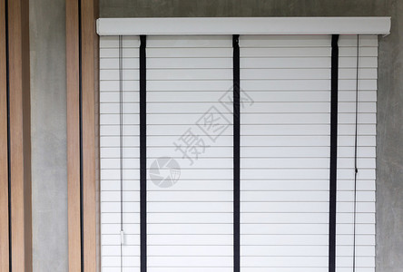 窗户上的白百叶窗现代房屋卧室图片
