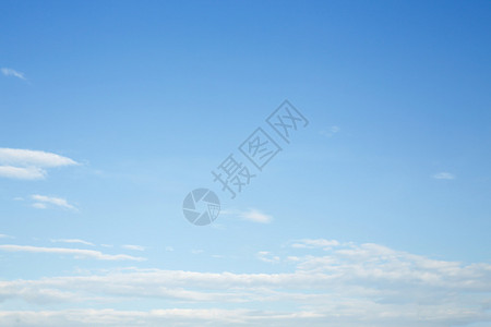 晴朗的蓝天和白云背景图片