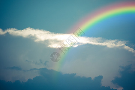 自然云层蓝天空和白云彩虹以图片