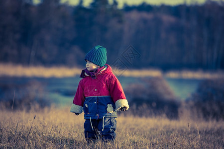 年轻快乐的男孩在春天的金色光芒中在美丽的乡村景观中户外玩耍在农村度过图片