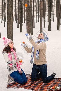 情侣们在冬季公园玩乐和玩耍图片