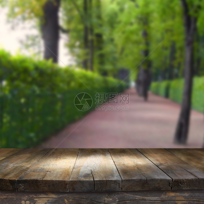 弹簧公园小巷树背景前的木板桌准备用于图片