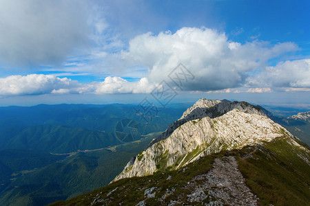 春季风景和背景的Piatra图片