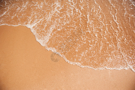 海浪在沙滩上的黄色沙滩上图片