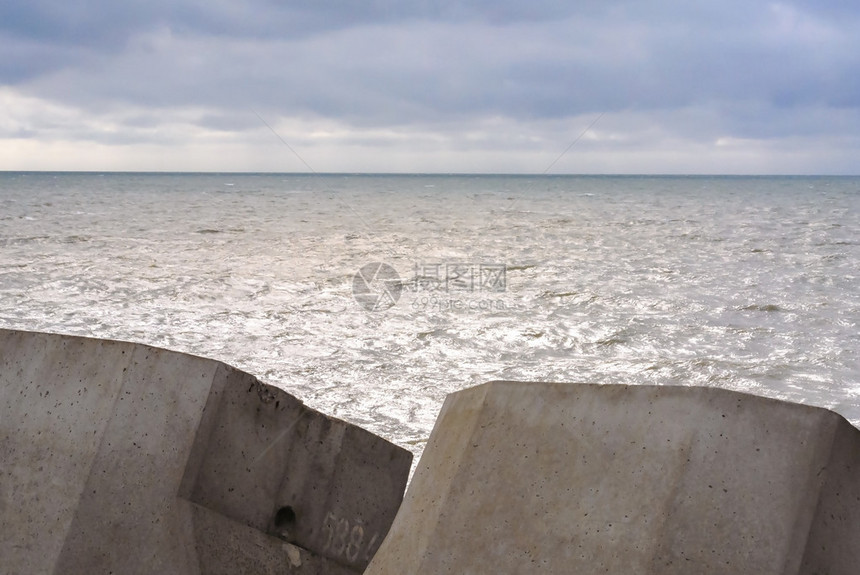 北海的严酷日落码头被暴风雨和海滩图片