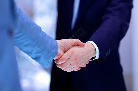 商务握手商务人士握手结束会议图片