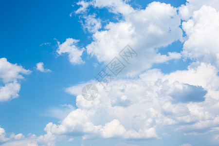明亮的蓝天与云彩自然背景图片