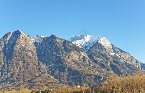 通往瑞士山脉和冬季城堡的道路景观瑞士是欧洲的一个瑞士有一个高山脉图片