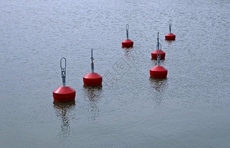 湖水面上的红色浮标图片