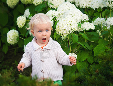 可爱的令人惊异地哭着尖叫的男婴女孩站在鲜花生活方式快图片