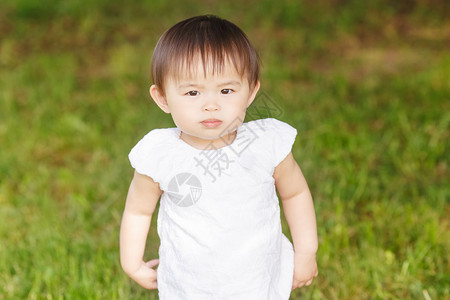 一岁可爱的亚洲小女孩身穿白色裤子衬衫图片