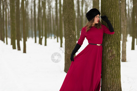 穿长红袍的美丽的女人图片
