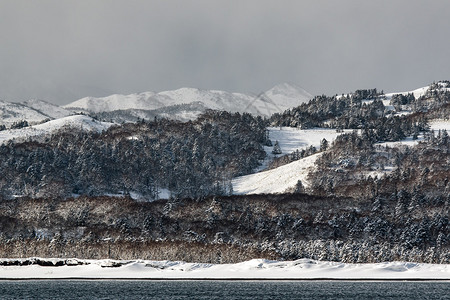 冬天海边的雪山图片