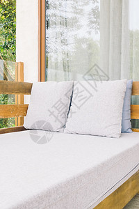 室内客厅沙发装饰上美丽的奢华豪枕图片