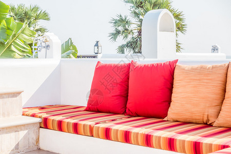 室内客厅沙发装饰上美丽的奢华豪枕图片