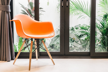 内置客厅的橙子椅装饰图片
