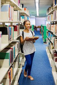 图书馆中非洲女年轻漂亮女孩的大学生阅图片