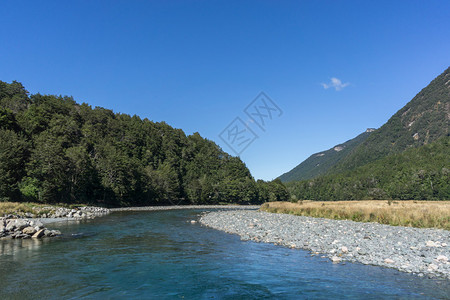 在去密尔福德的路上马卡伊小溪长着夏天的景色穿高清图片