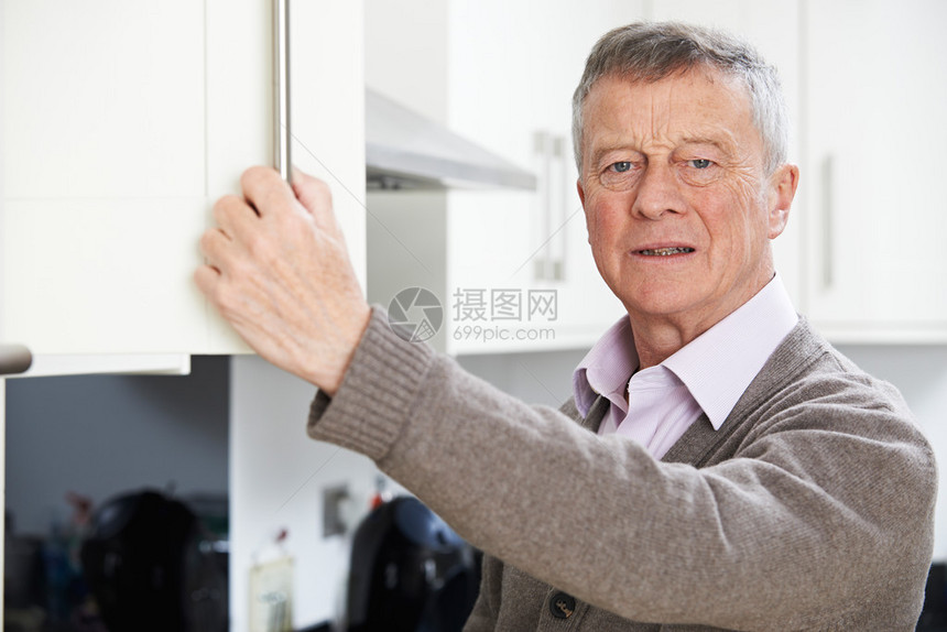 健忘的老人在橱柜里看图片
