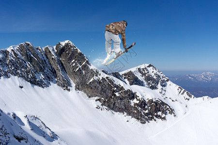 在山上飞行的滑雪者极限冬季运动图片