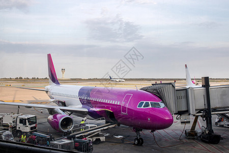 粉色飞机准备起飞在西班牙巴塞罗纳机图片
