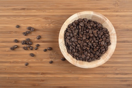 木制背景的咖啡豆图片