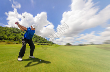 高尔夫球手挥动他的装备打高尔夫球从泰式图片
