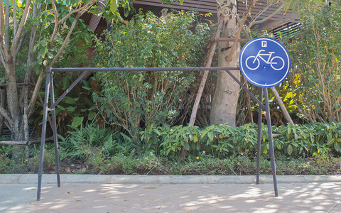市场上的自行车停标志图片