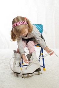 小女孩穿上溜冰鞋图片