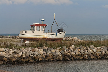丹麦小港口侯岸边的渔船图片
