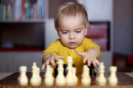 在家国际象棋锦标赛儿童智能游戏教育概念室内肖像等比赛中试图解答自图片