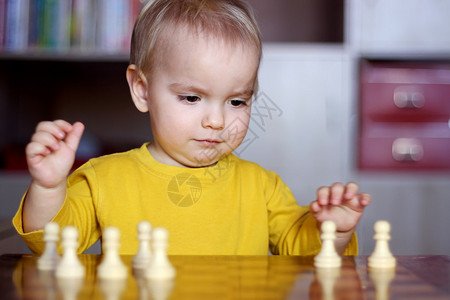 在家国际象棋锦标赛结束时看着快乐的幼儿童智能游戏教育概念室图片