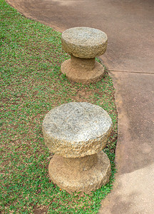 草地上的石走道和石凳图片