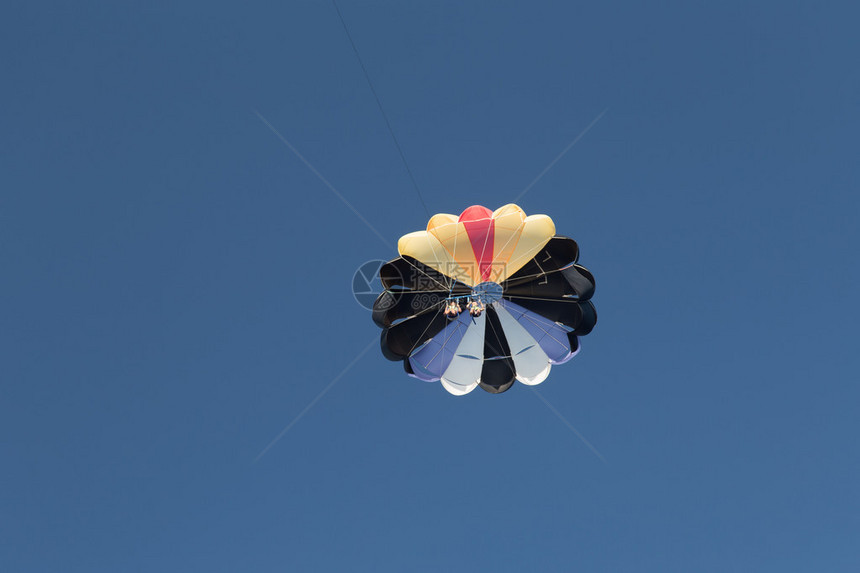 人们在爱琴海上滑翔伞博德鲁姆镇图片