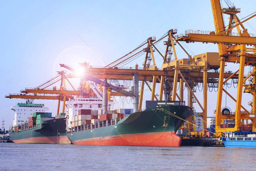 商业船舶装载集装箱在航运港口图像用于进口出口船舶运图片