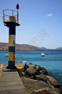 西班牙灯塔和海港码头船在蓝天阿雷西费特吉图片