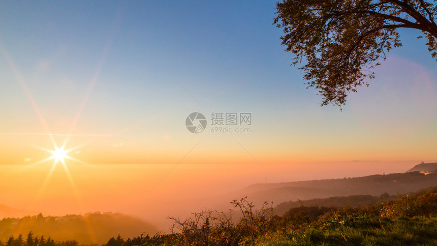 太阳在里雅斯特市下山而图片