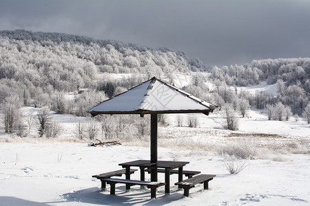 山上的冬季景观黑白照片图片
