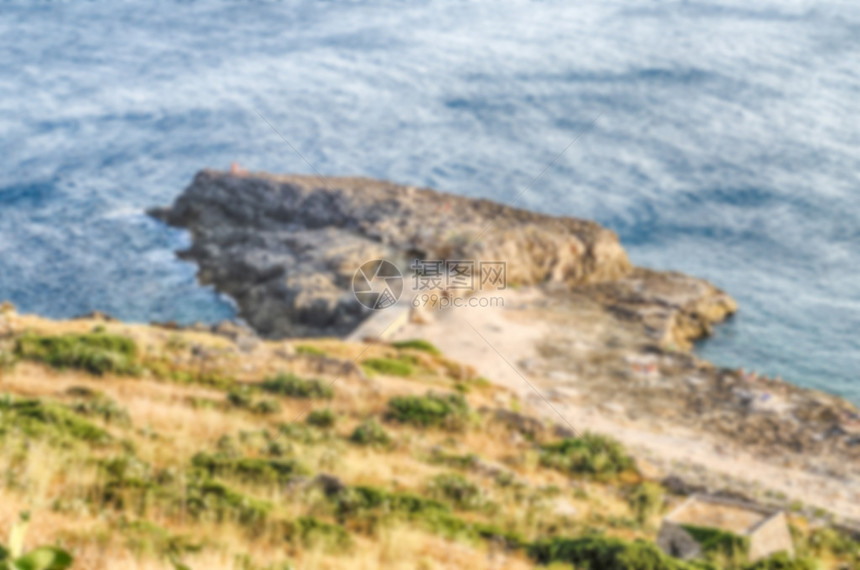 散焦背景与意大利普亚萨伦托圣玛丽亚迪莱乌卡海滨风景秀丽的鸟瞰图为散景效果故意图片