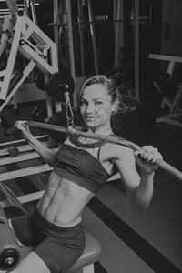 健身房里的主要肌肉组都是女孩力量训练女身体健康图片