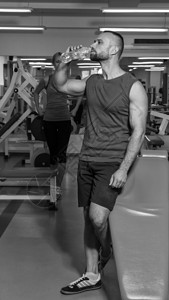 健身房里一个强壮的男人在锻炼间休图片