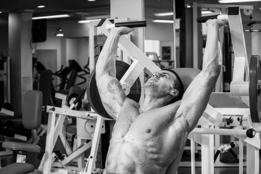 肌肉男在健身房举重男人做运动图片