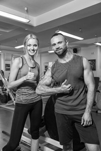 运动夫妇在健身房训练健康生活进行锻炼时提供帮助和支持体育杂志图片