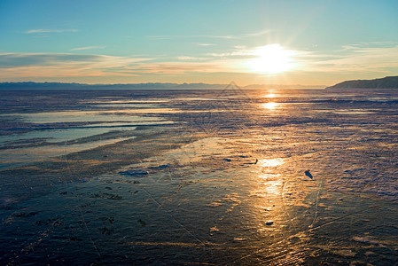 日落时冰冻贝加尔湖俄图片