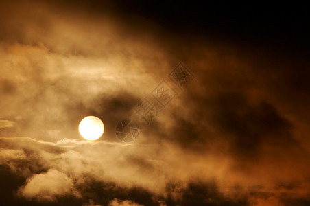 乌云和夕阳的图像图片