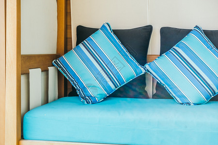 床上的漂亮豪华枕头装饰客厅室内图片