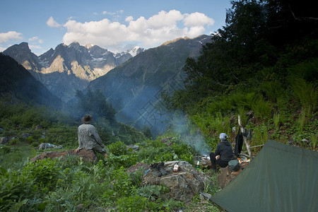 格鲁吉亚高加索山脉的两个旅行者图片