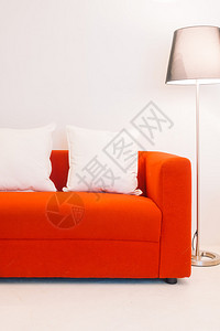 红沙发在室内客厅内装有枕头和灯装饰背景图片