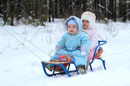 穿着温暖大衣和编织帽子的幼儿女孩图片