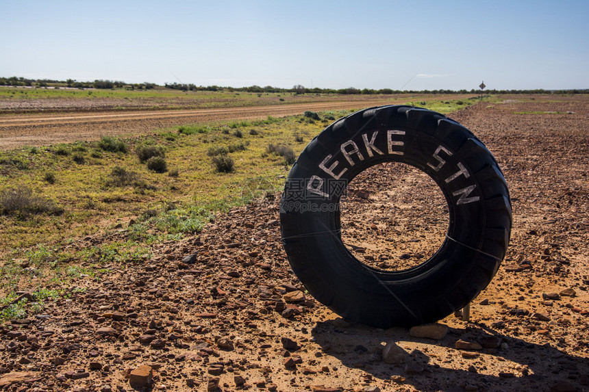 澳大利亚内陆OodnadattaTrack土路上的轮胎图片